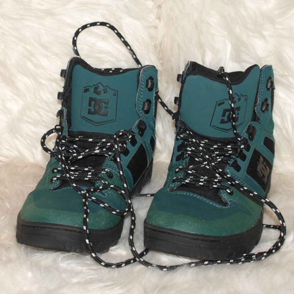 Men's Hiking BOOTS SIZE 9 1/2 Green W/Black By DC Shoes USED FOR PHOTO SHOOT